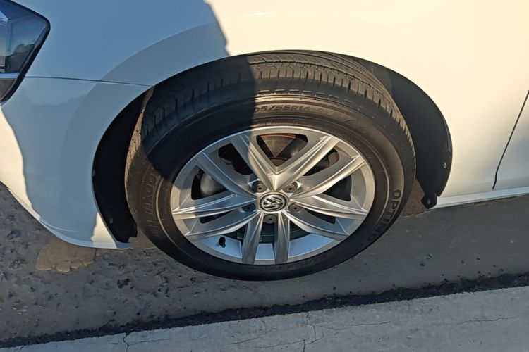 Volkswagen Golf 2018 car image #3