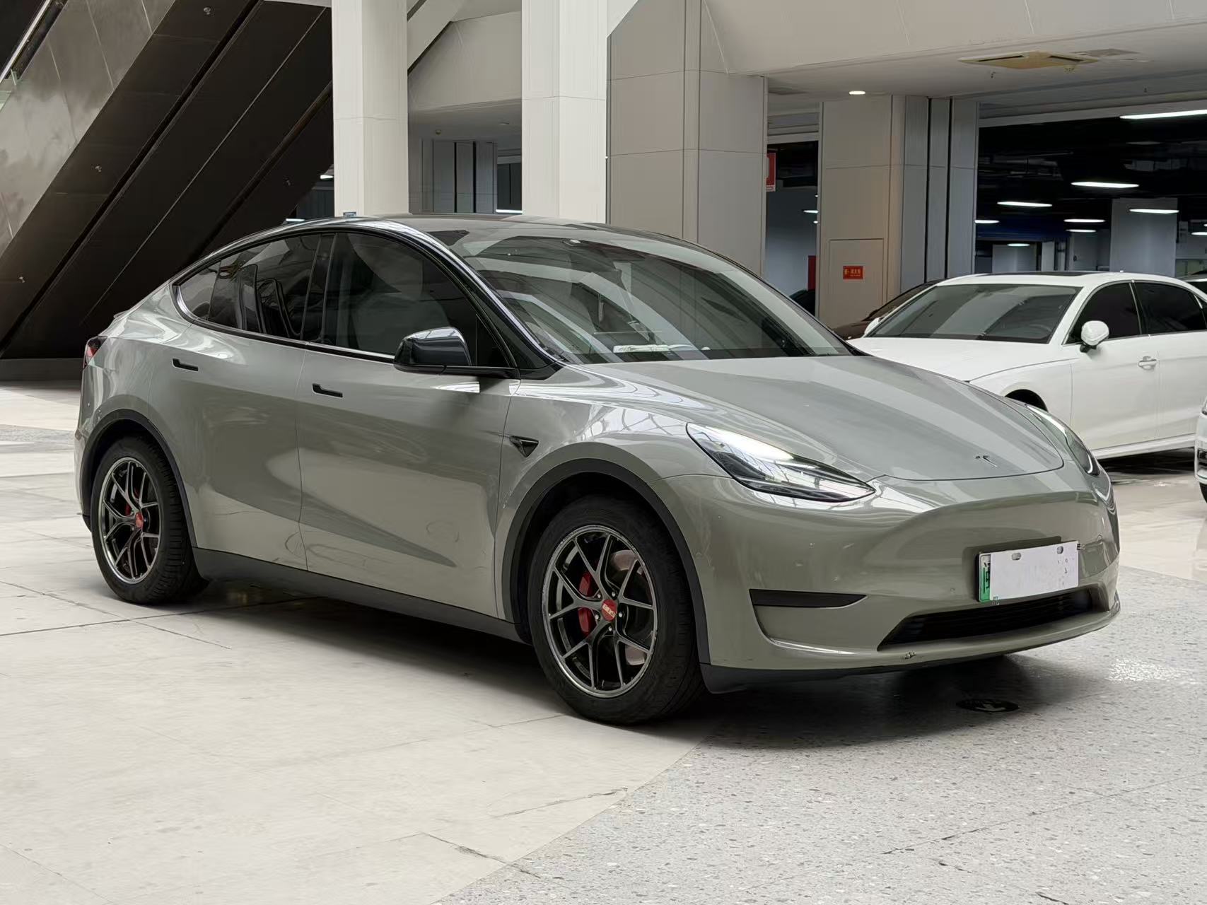 Tesla Model Y 2023 car image #3