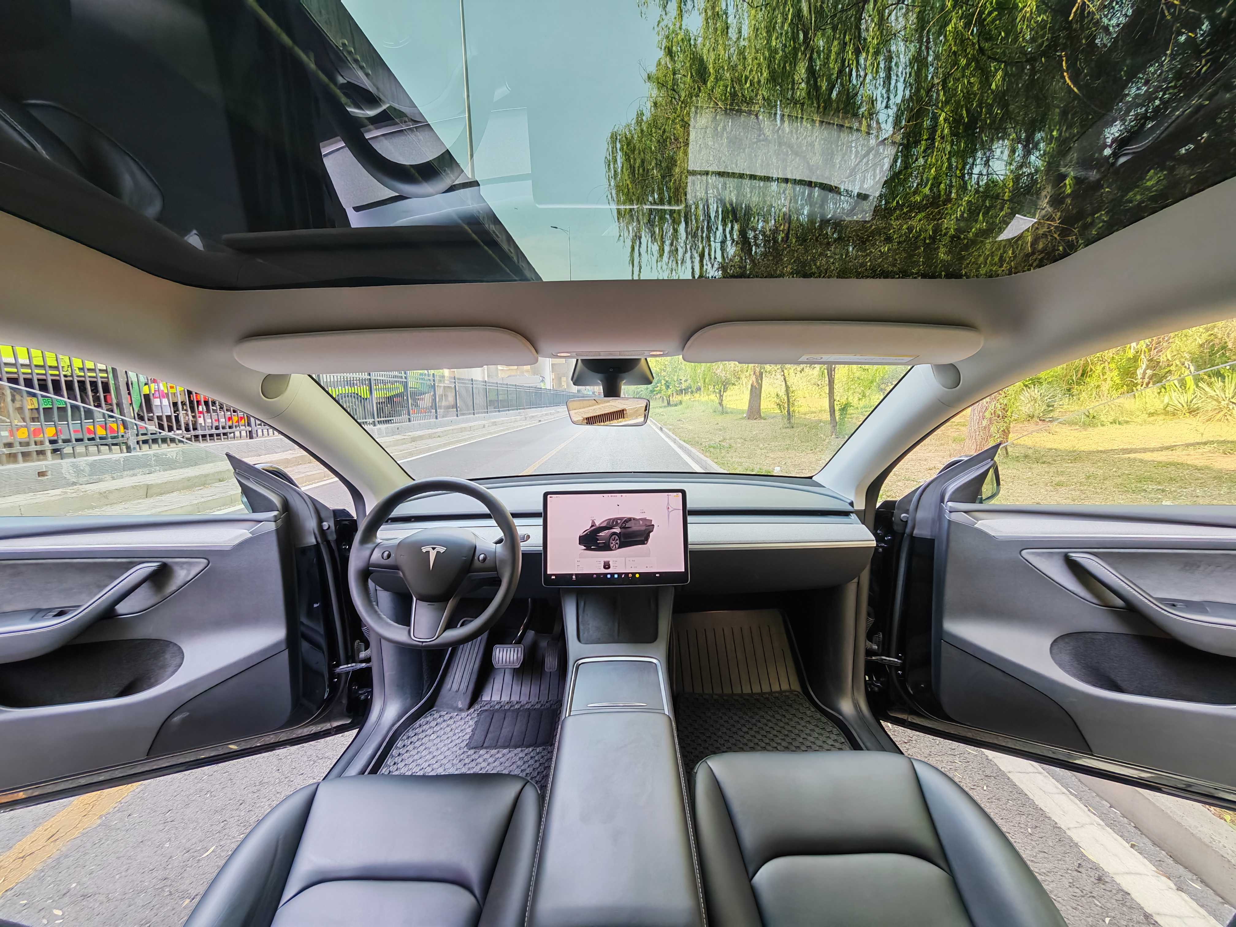 Tesla Model Y 2023 #5 Tesla Model Y 2023 car image #5