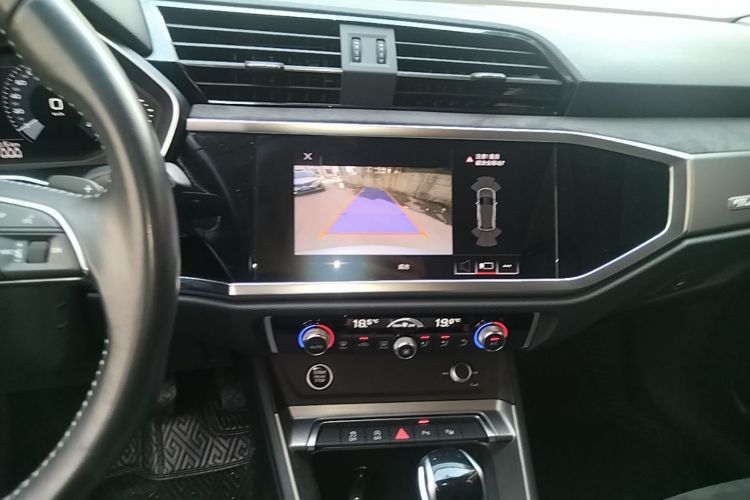 Audi Q3 2021 car image #13