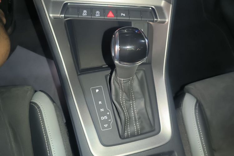Audi Q3 2019 car image #14
