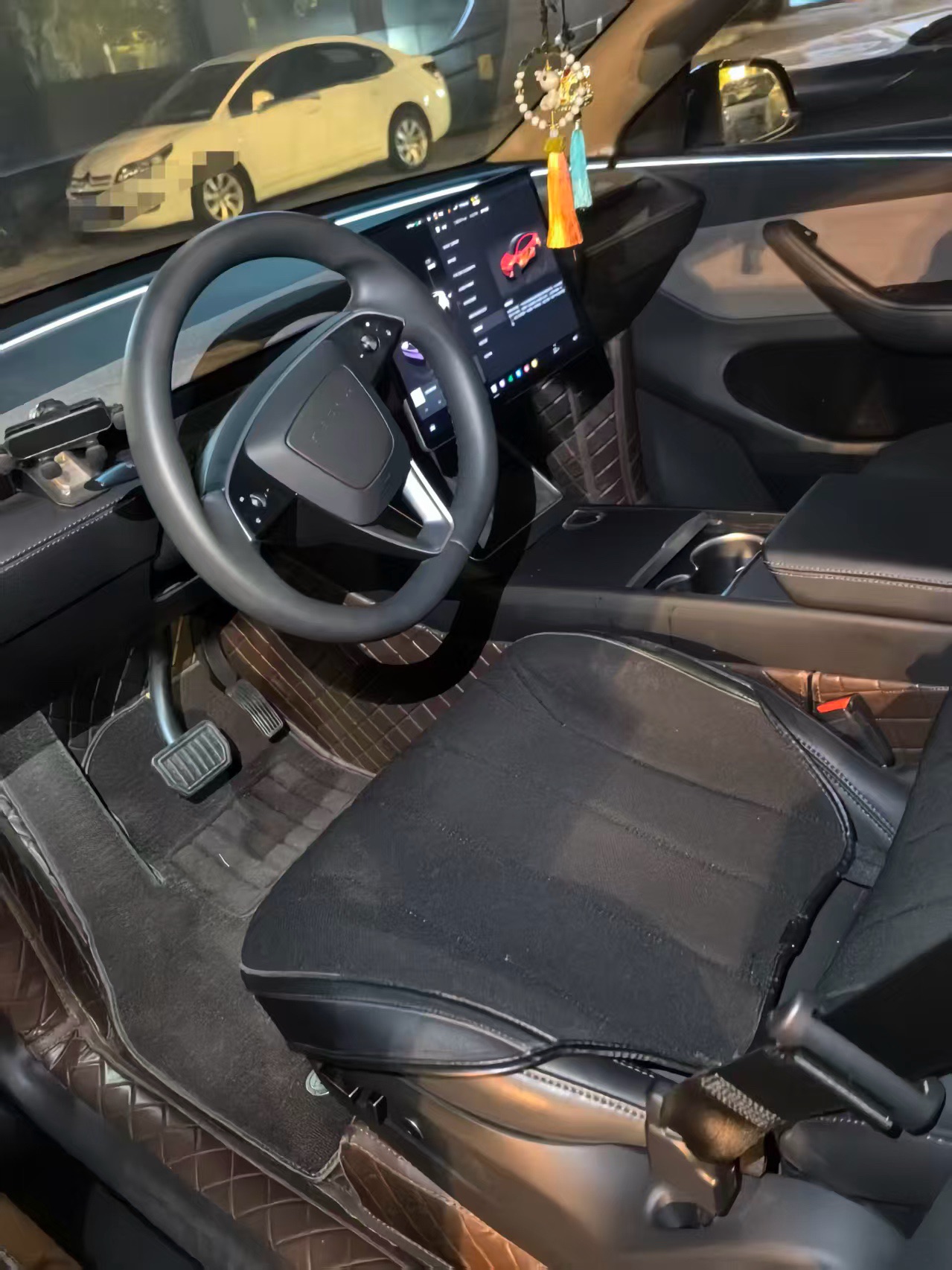 Tesla Model Y 2025 #4 Tesla Model Y 2025 immagine di auto #4