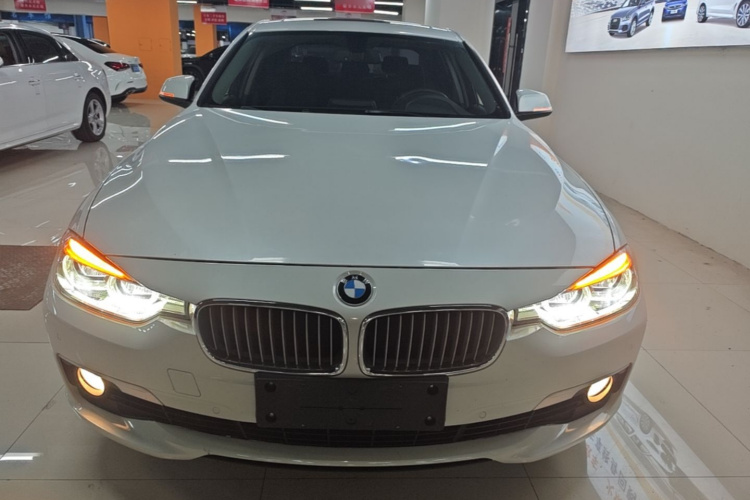 BMW 3 Series 2018 immagine di auto #3