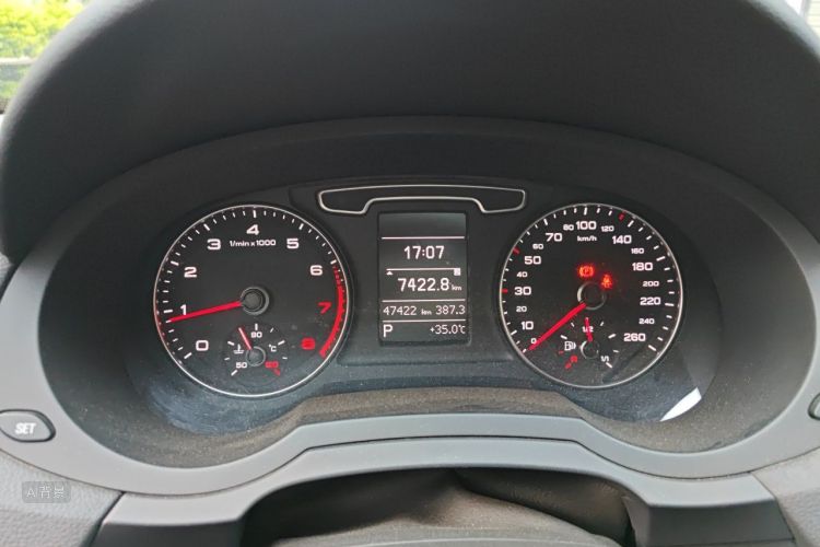 Audi Q3 2015 car image #13