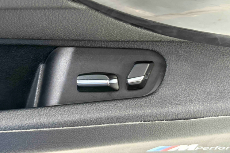 BMW 3 Series 2018 car image #23