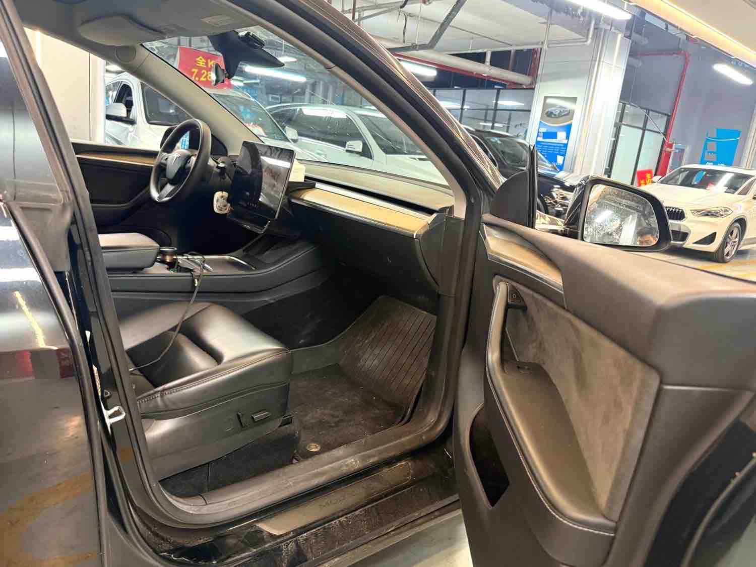 Tesla Model Y 2023 #8 Tesla Model Y 2023 car image #8