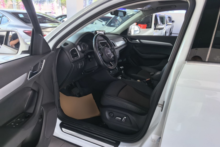 Audi Q3 2017 car image #16