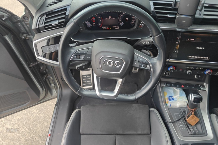 Audi Q3 2021 car image #12