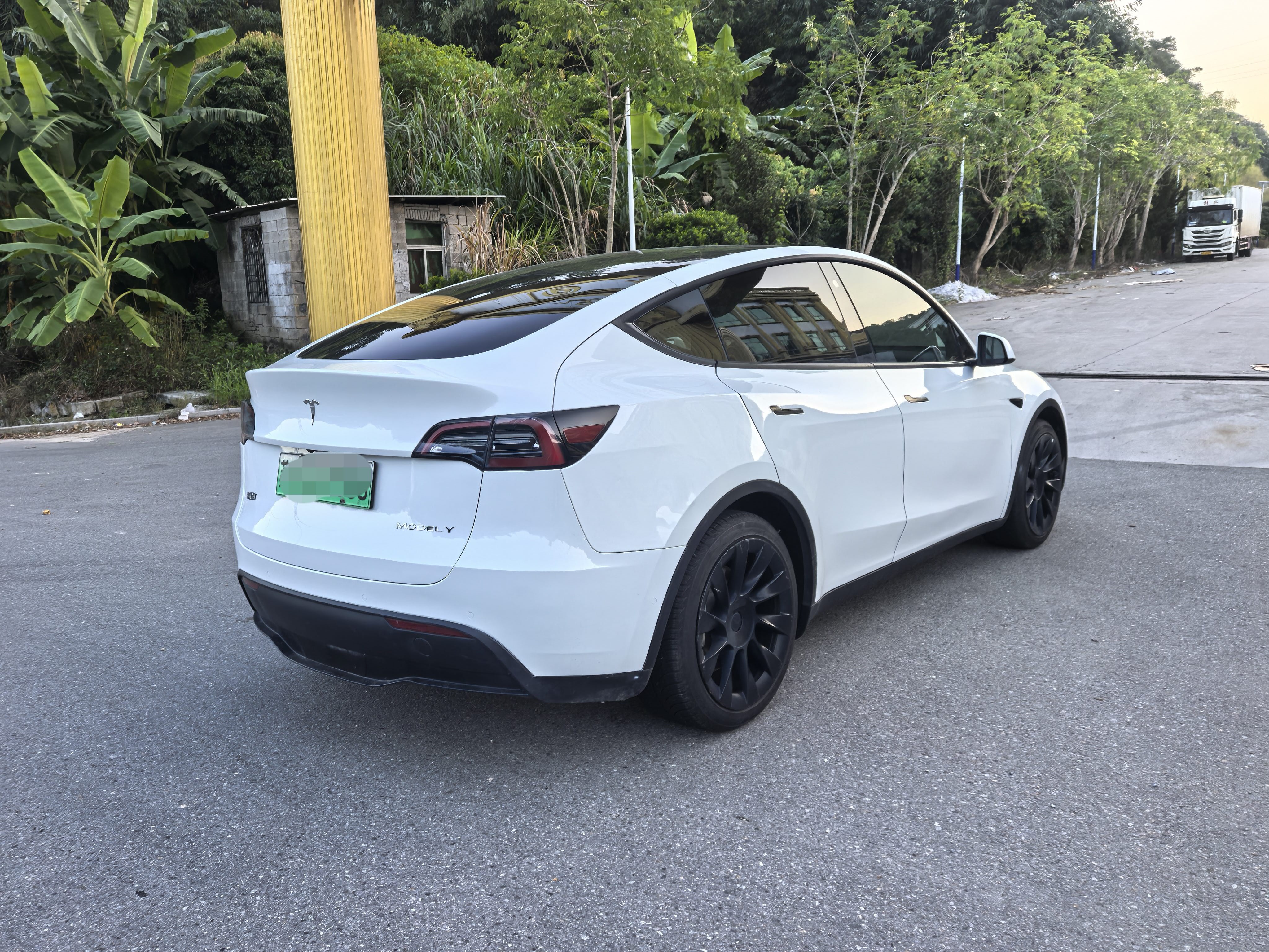 Tesla Model Y 2023 #5 Tesla Model Y 2023 car image #5
