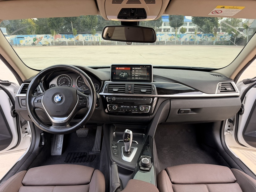 BMW 3 Series 2018 car image #12