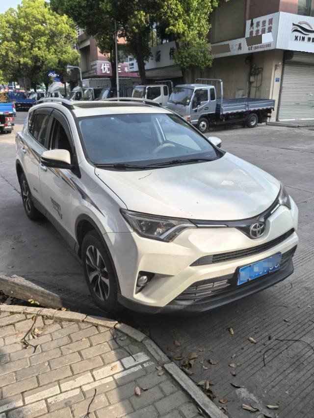 Toyota RAV4 2019 immagine di auto #2