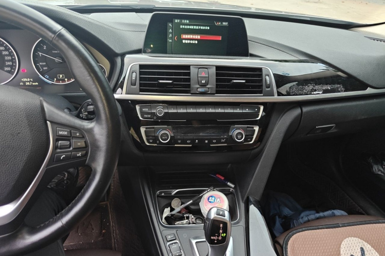 BMW 3 Series 2018 car image #17