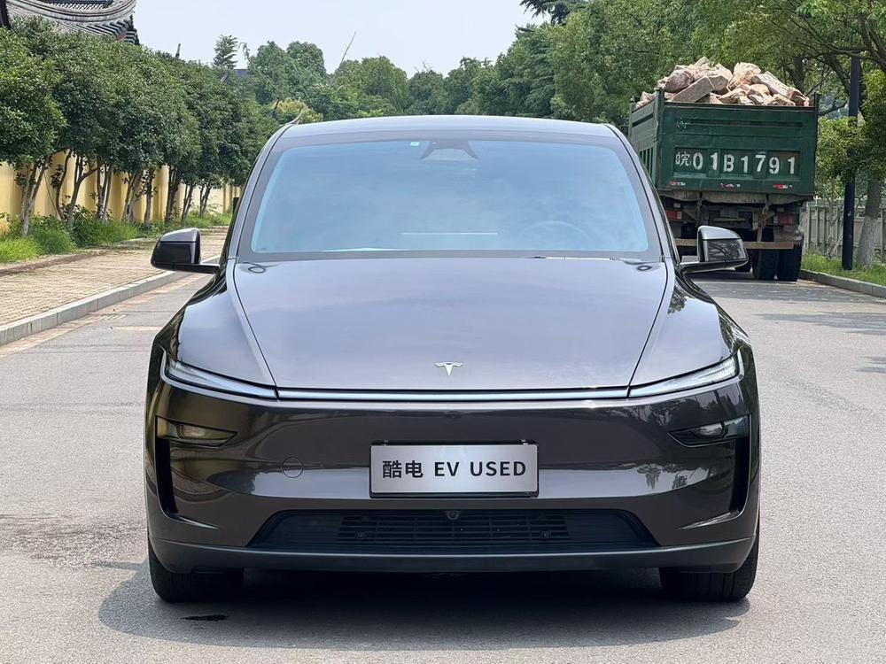 Tesla Model Y 2025 car image #2