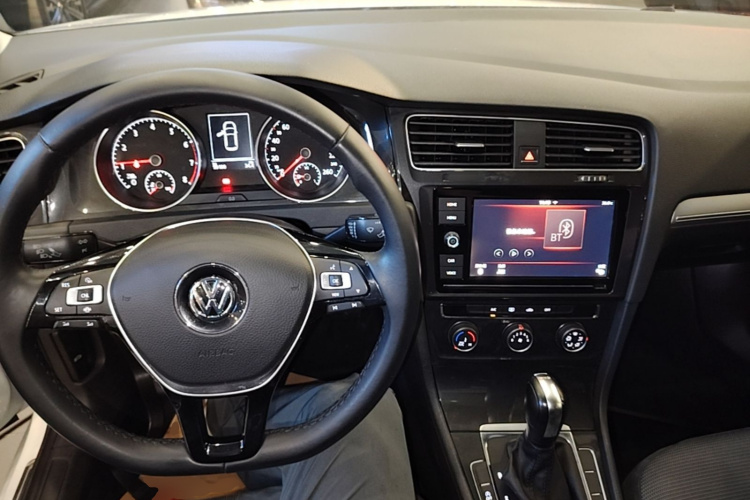 Volkswagen Golf 2019 car image #10