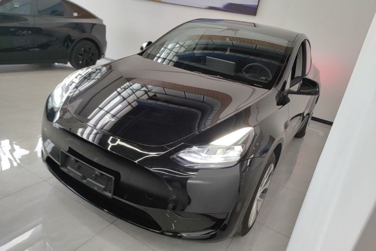 Tesla Model Y 2023 car image #2