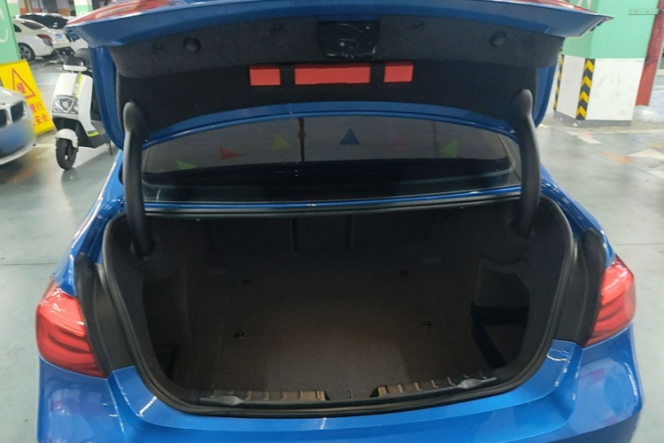 BMW 3 Series 2019 car image #19