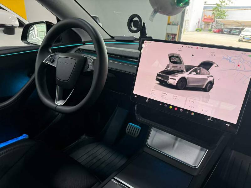 Tesla Model Y 2025 #4 Tesla Model Y 2025 car image #4