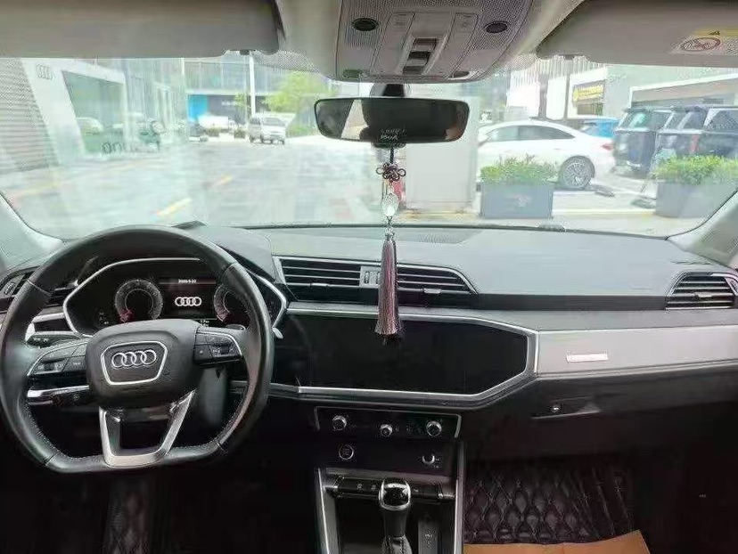 Audi Q3 2022 car image #5
