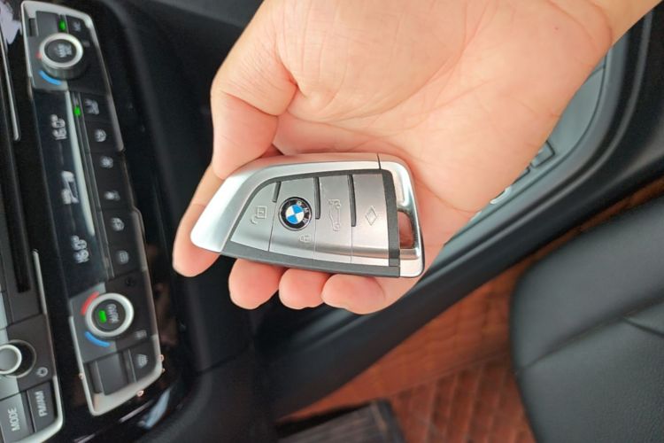 BMW 3 Series 2019 car image #9