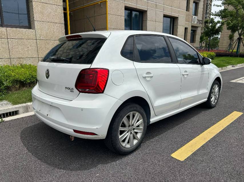 Volkswagen Polo 2015 car image #6