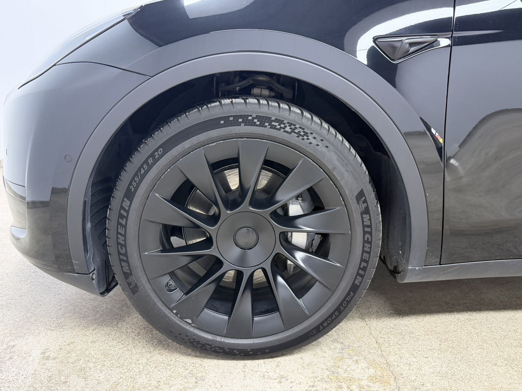 Tesla Model Y 2023 car image #11