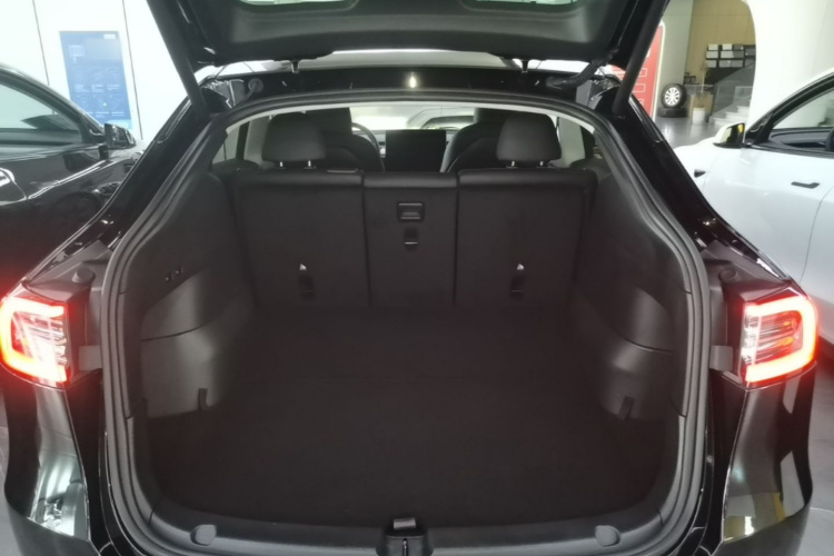 Tesla Model Y 2023 car image #19