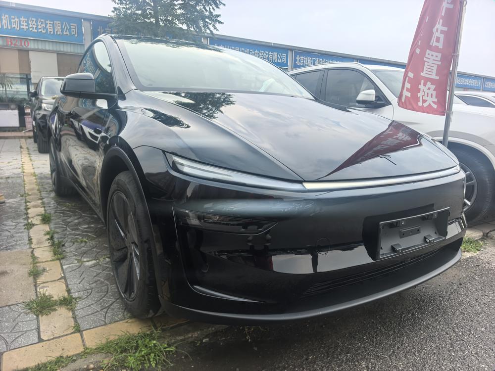Tesla Model Y 2026 car image #3