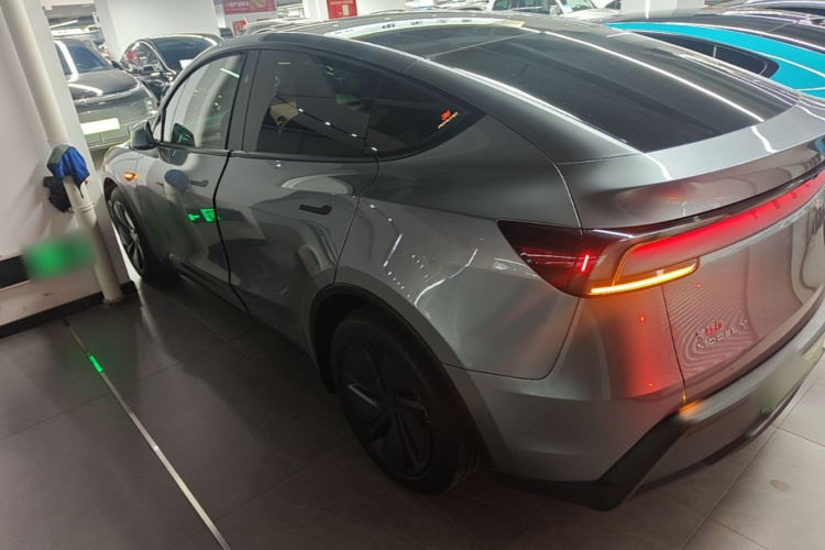 Tesla Model Y 2025 immagine di auto #5