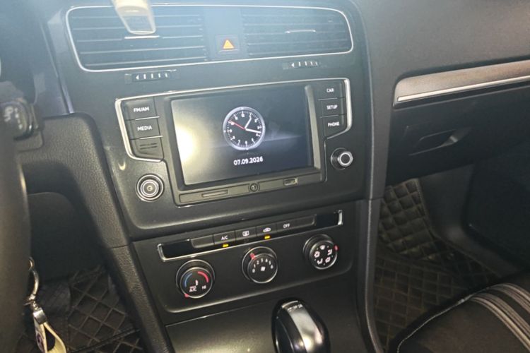 Volkswagen Golf 2018 car image #13