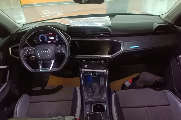 Audi Q3 2019 car image #10