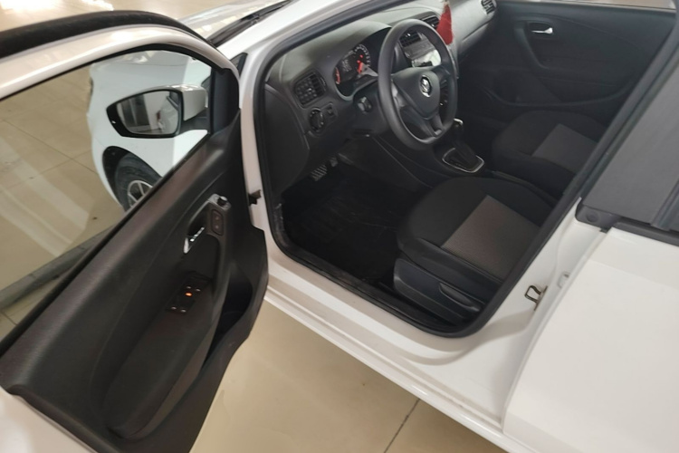 Volkswagen Polo 2018 car image #16