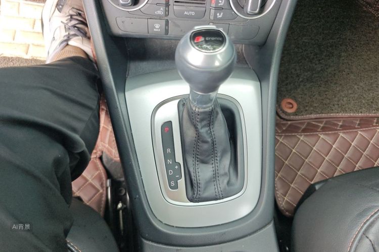 Audi Q3 2018 car image #16