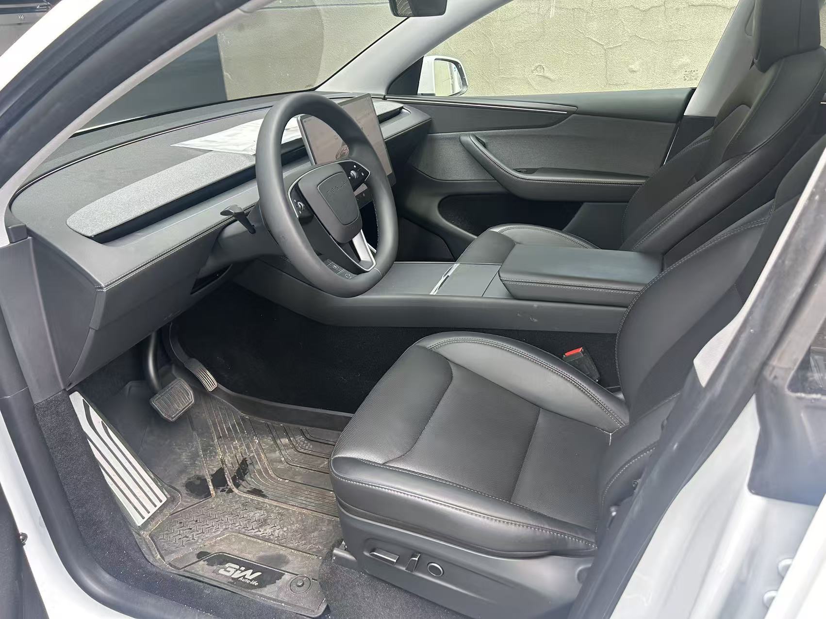 Tesla Model Y 2025 #5 Tesla Model Y 2025 car image #5
