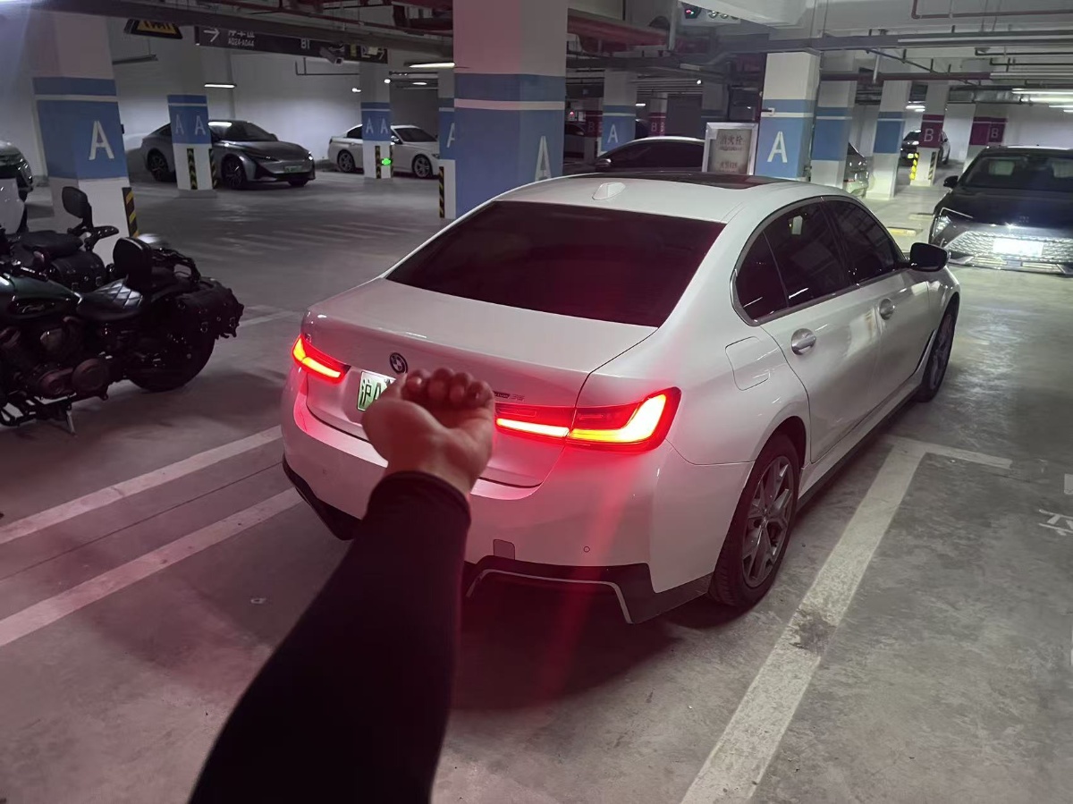 BMW i3 2024 car image #9