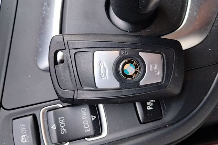 BMW 3 Series 2018 car image #9