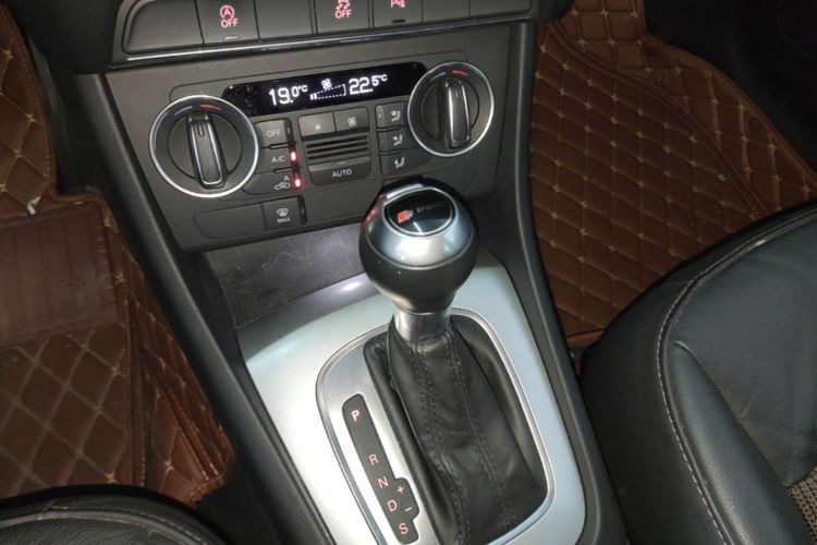Audi Q3 2017 car image #14