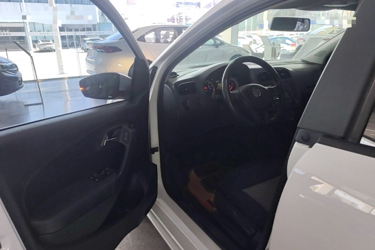 Volkswagen Polo 2018 car image #16