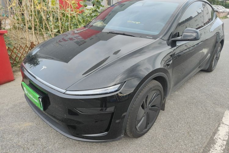 Tesla Model Y 2025 #2 Tesla Model Y 2025 car image #2