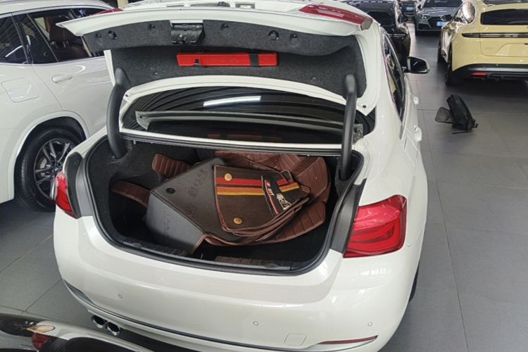 BMW 3 Series 2019 car image #21