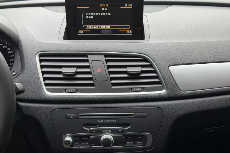 Audi Q3 2019 car image #13
