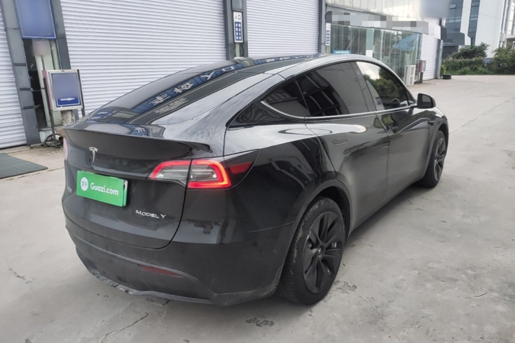 Tesla Model Y 2023 car image #7