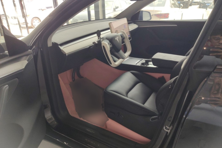 Tesla Model Y 2024 car image #16