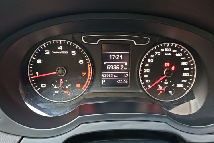 Audi Q3 2015 car image #12