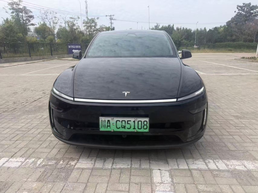 Tesla Model Y 2025 #2 Tesla Model Y 2025 car image #2