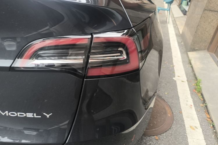 Tesla Model Y 2025 #8 Tesla Model Y 2025 car image #8