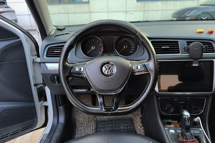 Volkswagen Lavida 2018 car image #15