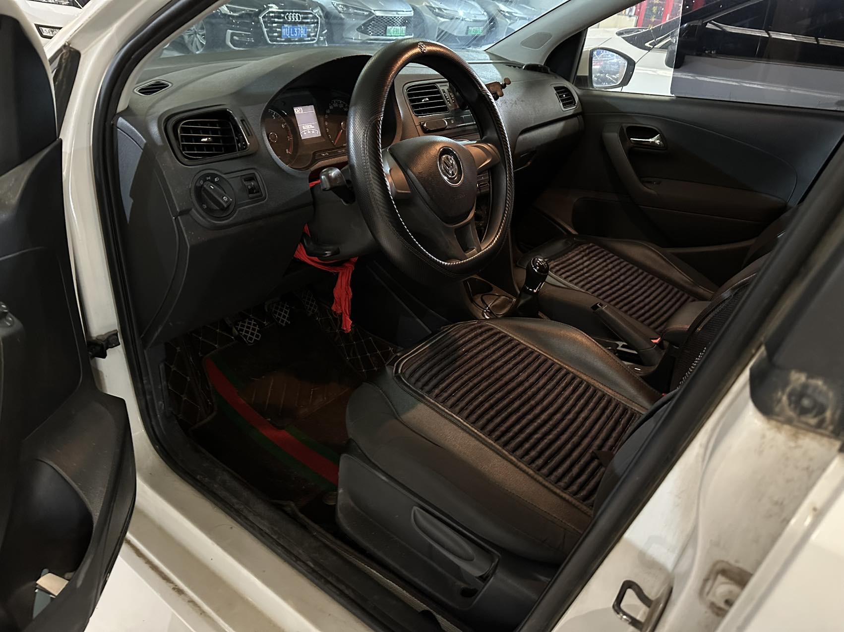 Volkswagen Polo 2015 car image #3