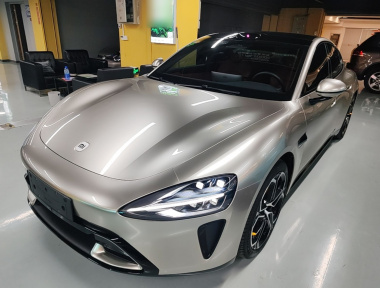MI SU7 2024 immagine di auto 
