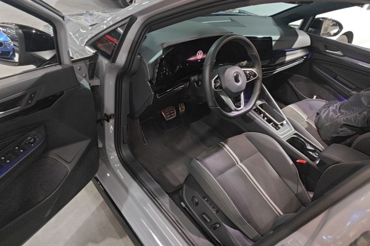 Volkswagen Golf 2023 car image #16