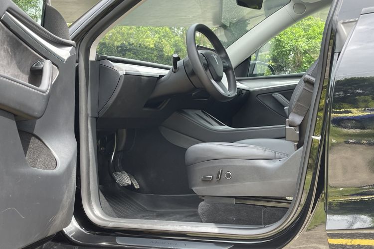 Tesla Model Y 2022 car image #11